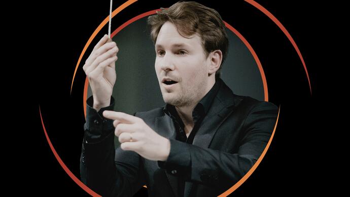 Against a black background, Clemens Schuldt holds his baton, framed by circular orange swirls.