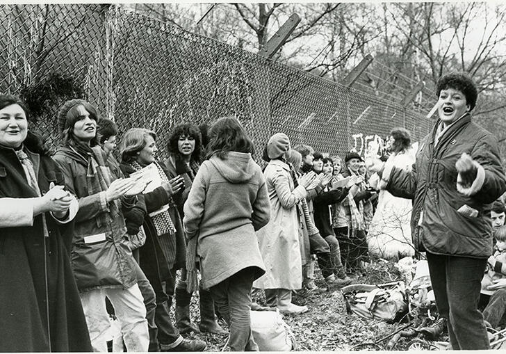 Format Photographers (Sheila Gray) Women singing at the Embrace the Base weekend of action, Greenham Common, 12 December 1982 © Sheila Gray / Format Photographers Archive at the Bishopsgate Institute, London. Courtesy the Bishopsgate Institute, London.