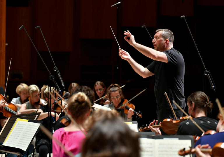 Thomas Ades conducting on stage 2017