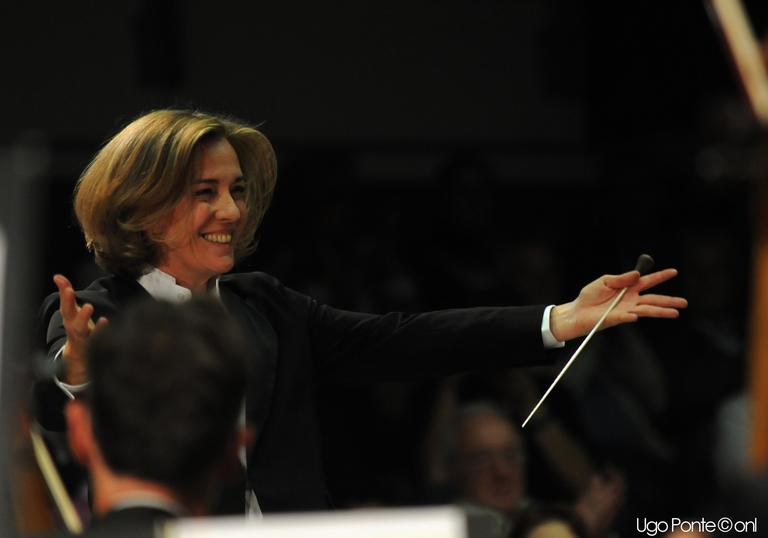 An image of Laurence Equilbey conducting enthusiastically
