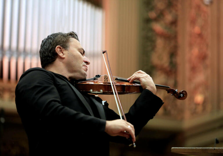 Maxim Vengerov playing his violin