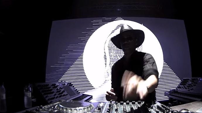 photo of carl djing with hat