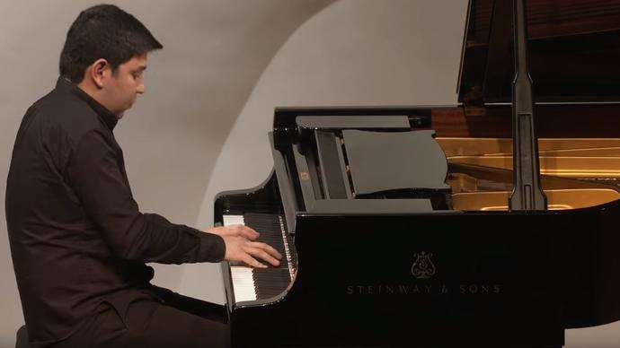 photo of Behzod Abduraimov playing the piano