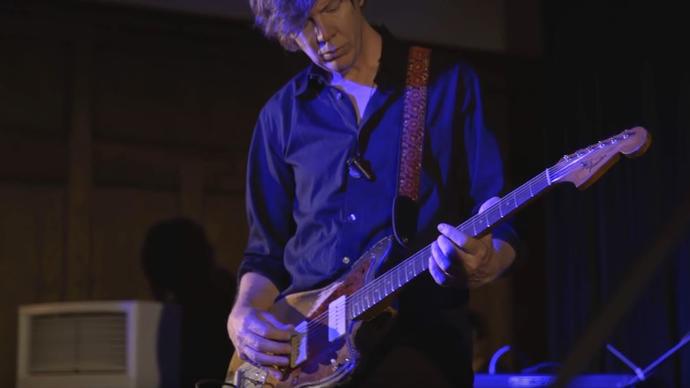 thurston moore performing on stage
