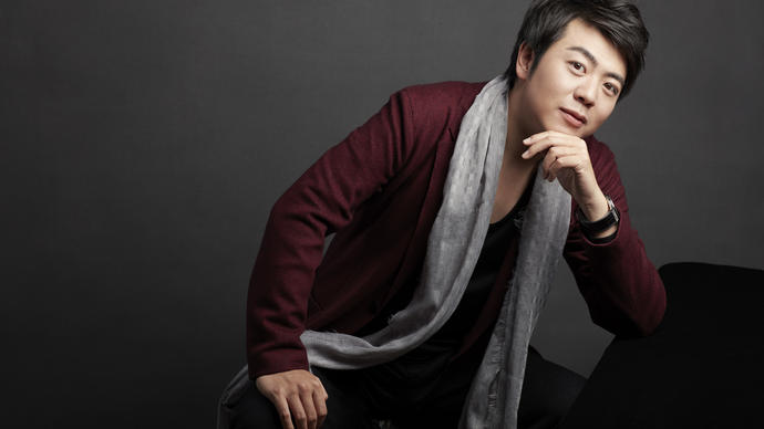 Lang Lang leaning on piano