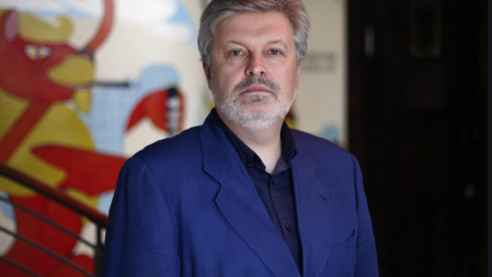 Photo of Sir James Macmillan looking into the camera