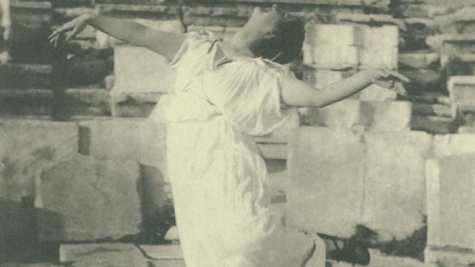 Isadora Duncan dancing