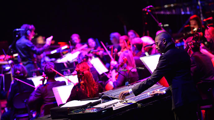 photo of jeff mills DJ-ing in front of an audience