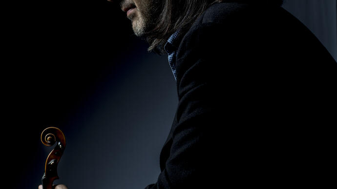 Leonidas Kavakos in profile, holding his violin