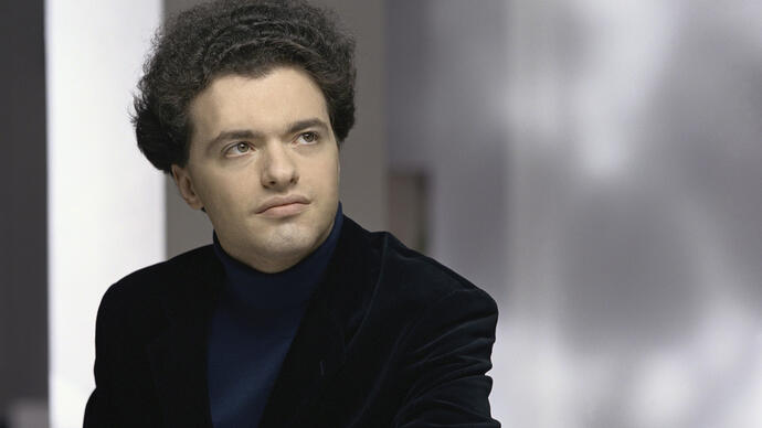 Evgeny Kissin looking up