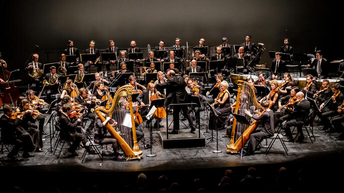 Les Siècles and François-Xavier Roth performing on stage