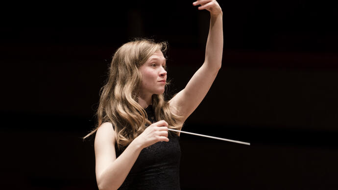 Mirga Gražinytė-Tyla conducting