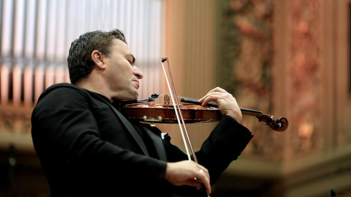 Maxim Vengerov playing his violin