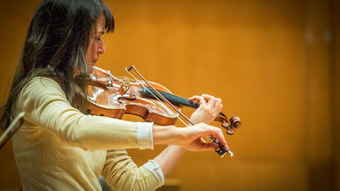 Viktoria Mullova playing her violin