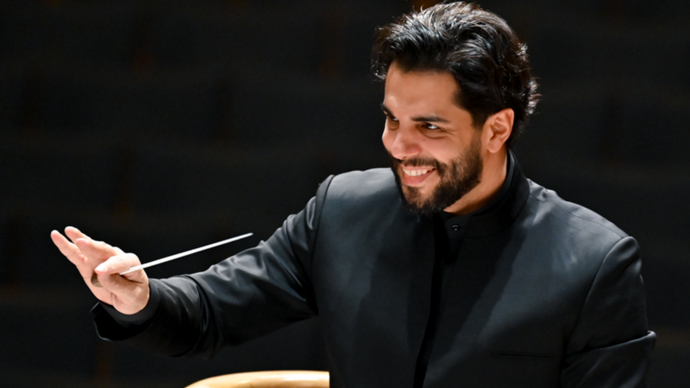 Domingo Hindoyan conducting