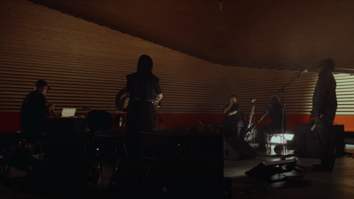 Band Hand to Earth performing