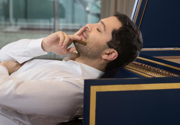 Mahan Esfahani head on desk