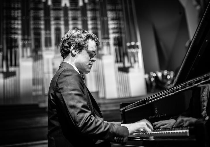 Benjamin Grosvenor black and white piano