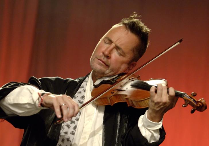Nigel Kennedy playing violin