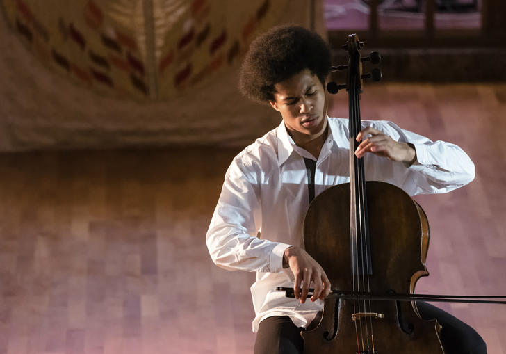 Sheku Kanneh–Mason playing cello