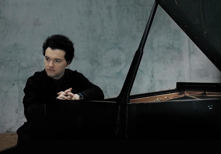 Evgeny Kissin sitting at piano 2018