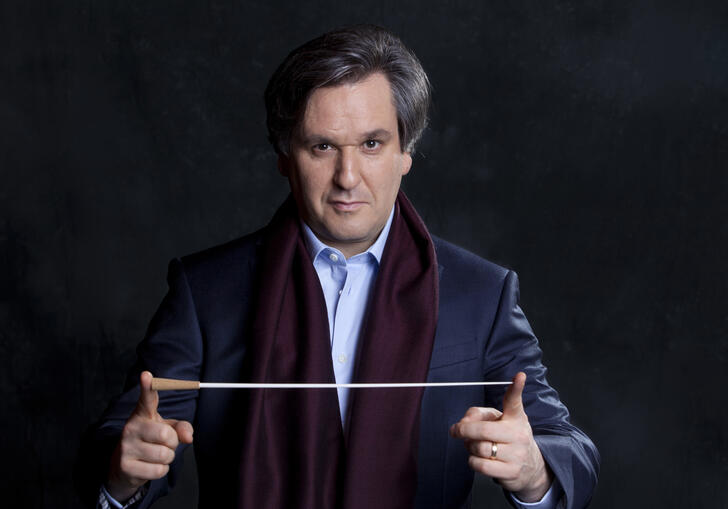 Sir Antonio Pappano landscape pose