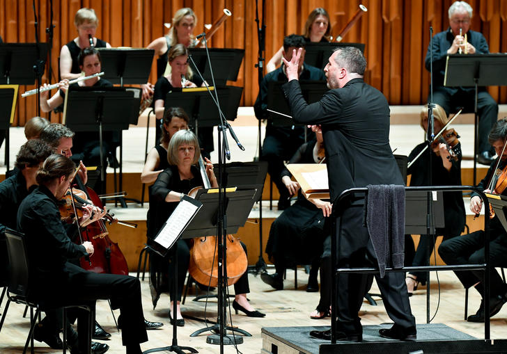 Thomas Ades conducting on stage 2017