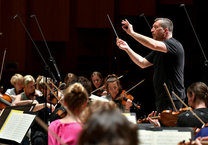 Thomas Ades conducting on stage 2017