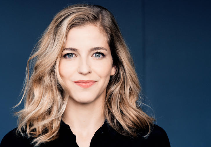 Karina Canellakis close landscape blue background