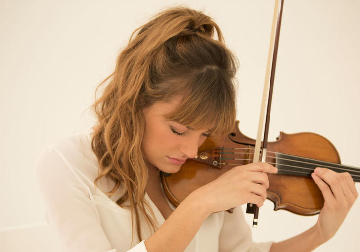 Nicola Benedetti close up landscape playing violin