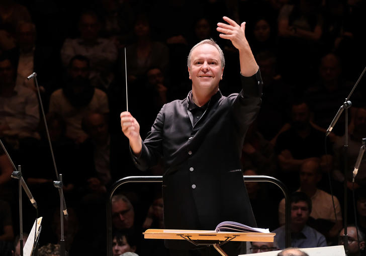 Sakari Oramo 2018 conducting smiling on stage