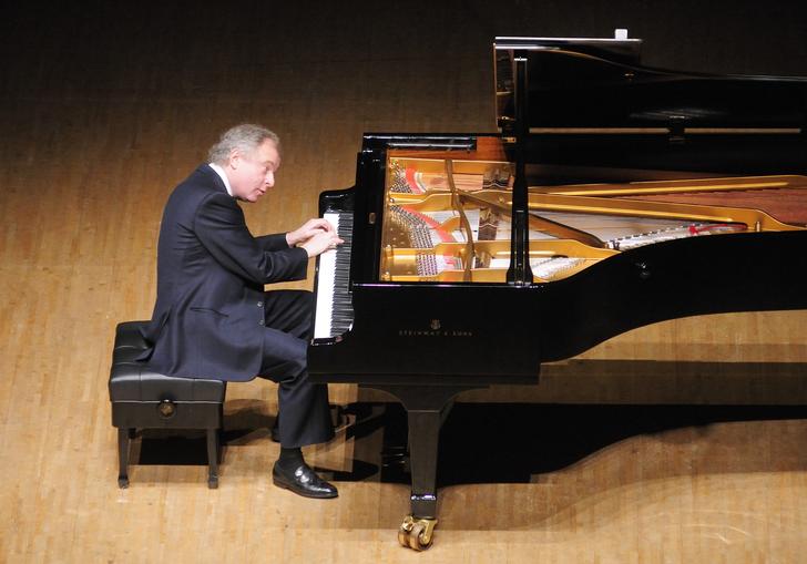 Andras Schiff at piano on stage