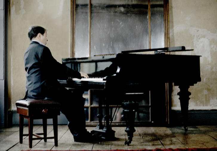 Murray Perahia sitting at piano