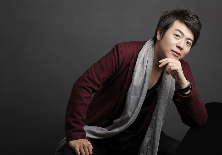 Lang Lang leaning on piano