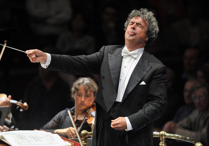 Semyon Bychkov conducting on stage