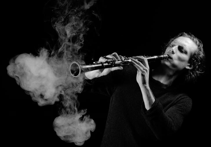 Magnus Holmander B&W playing clarinet