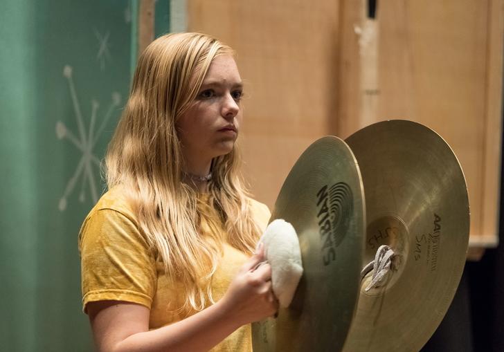 Thirteen year old Kayla (Elsie Fisher) playing cymbals 