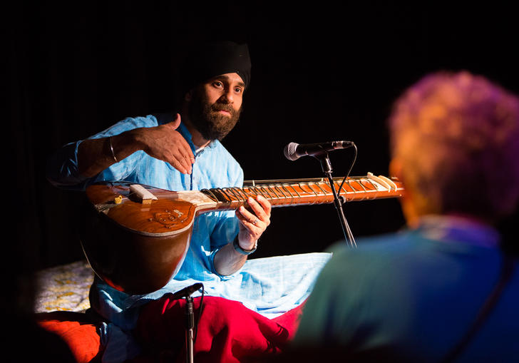 Harmeet Virdee teaching a class with his sitar