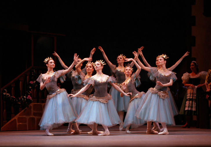 ballet dancers on stage