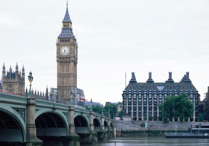 Michael Hopkins' architecture on the bank of the Thames, next to Big Ben.