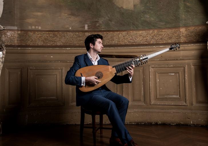 Thomas Dunford plays lute between two marble statues