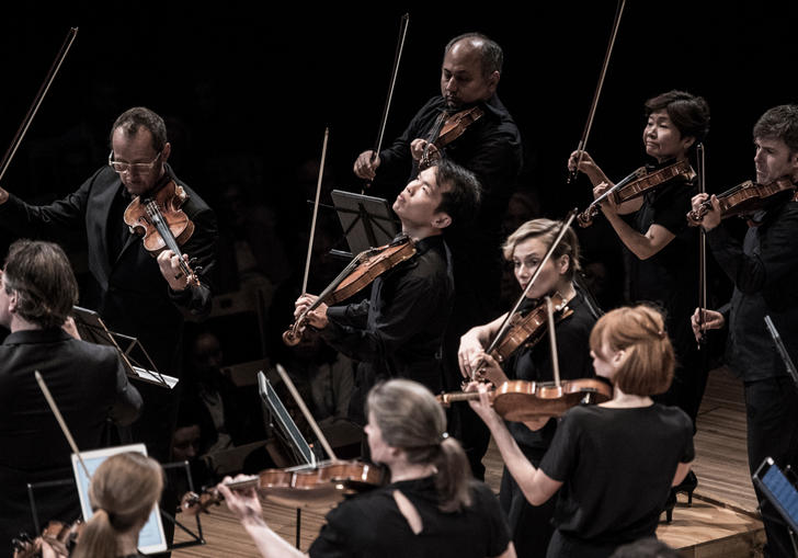 Richard Tognetti playing with the Australian Chamber Orchestra