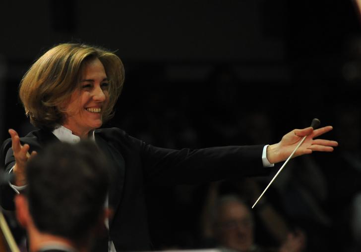 An image of Laurence Equilbey conducting enthusiastically