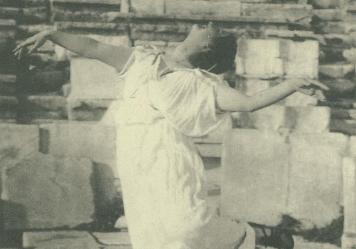 Isadora Duncan dancing