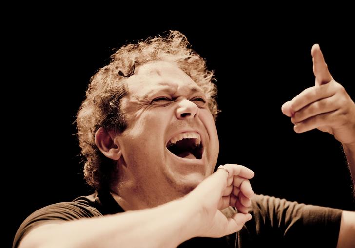 An impassioned Richard Edgarr conducting with an open mouth 