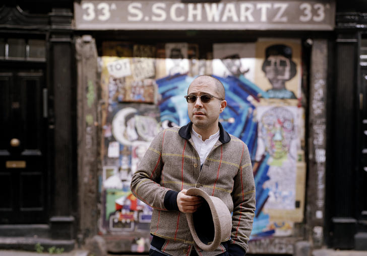 Mahan Esfahani in front of a graffiti wall