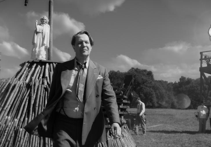 Gary Oldman as Mank walking through a film set