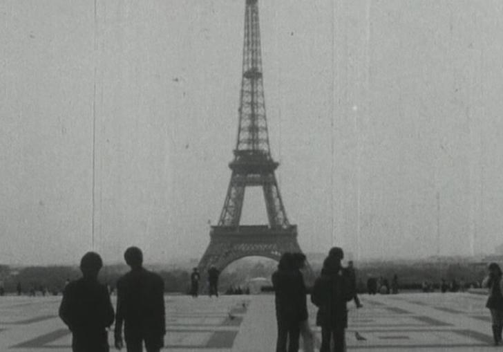 a black and white image of the Eiffel tower 