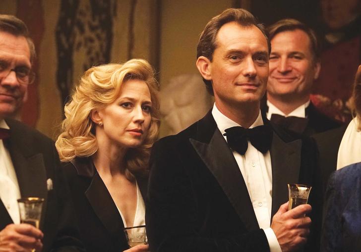 Jude Law and Carrie Coon at a fancy party 
