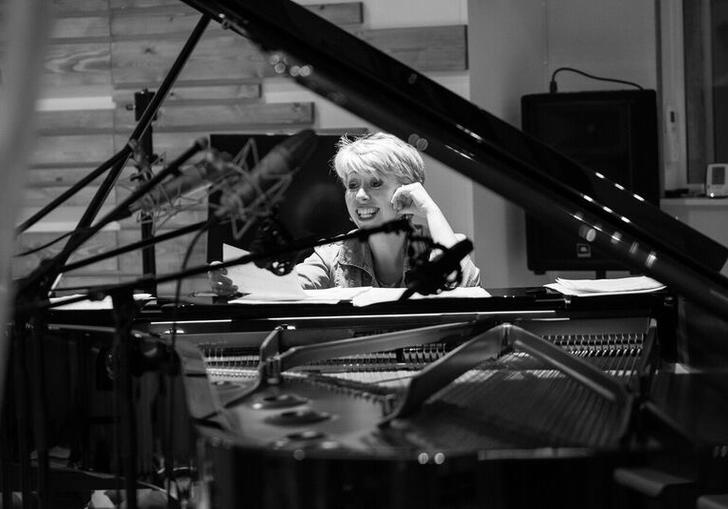Nikki Iles at piano